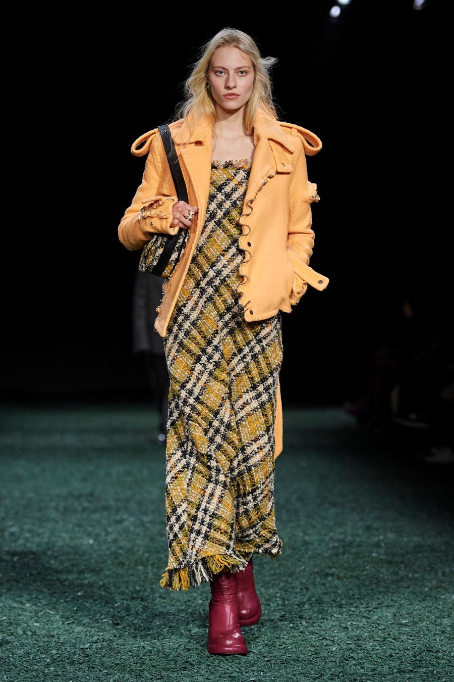 Burberry F24 034.jpg