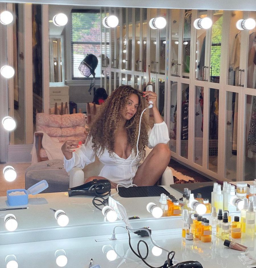 Beyoncé lanza Cécred, una línea para el cuidado sagrado del pelo.