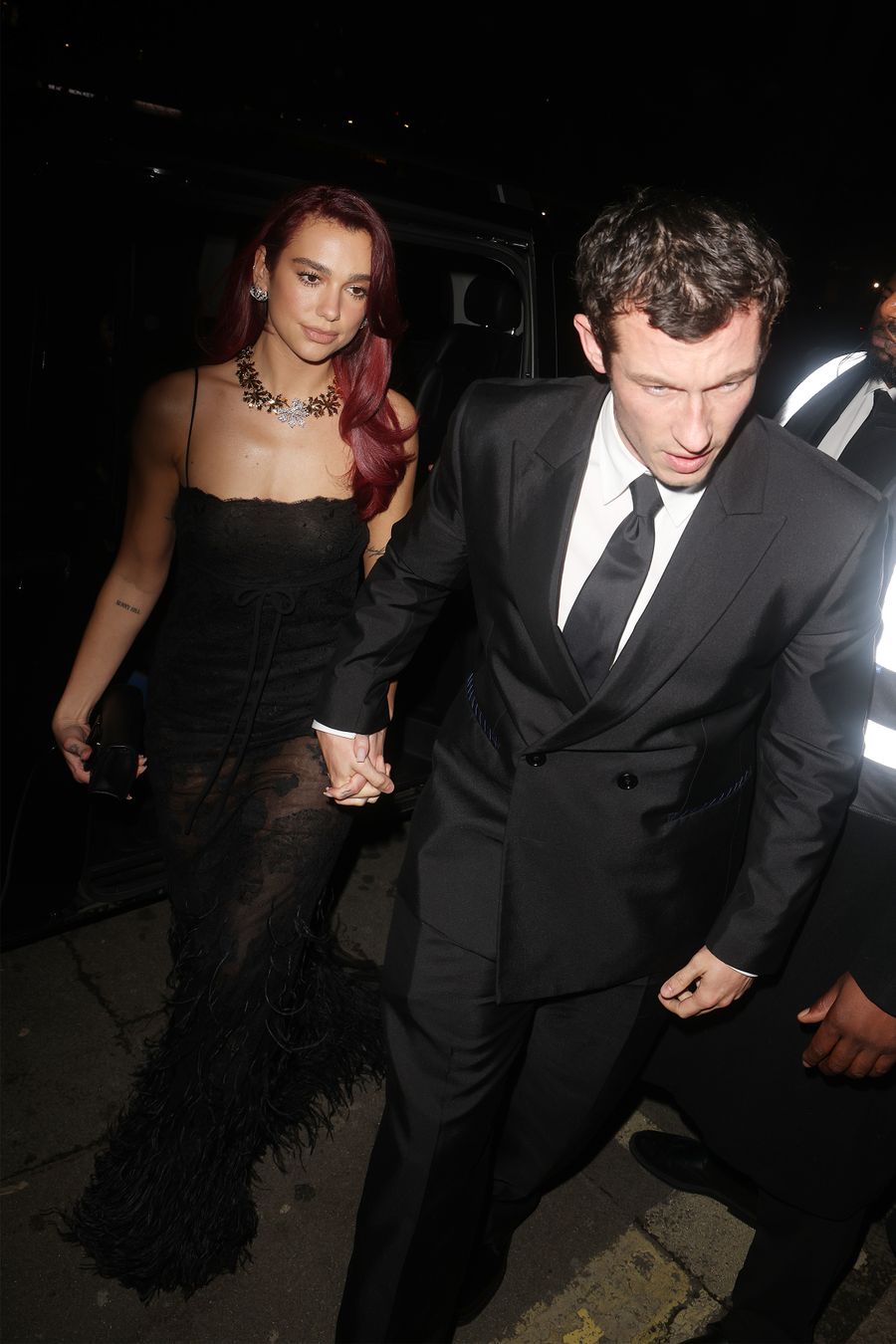 Dua Lipa y Callum Turner llegan al after party de los BAFTA tomados de la mano.