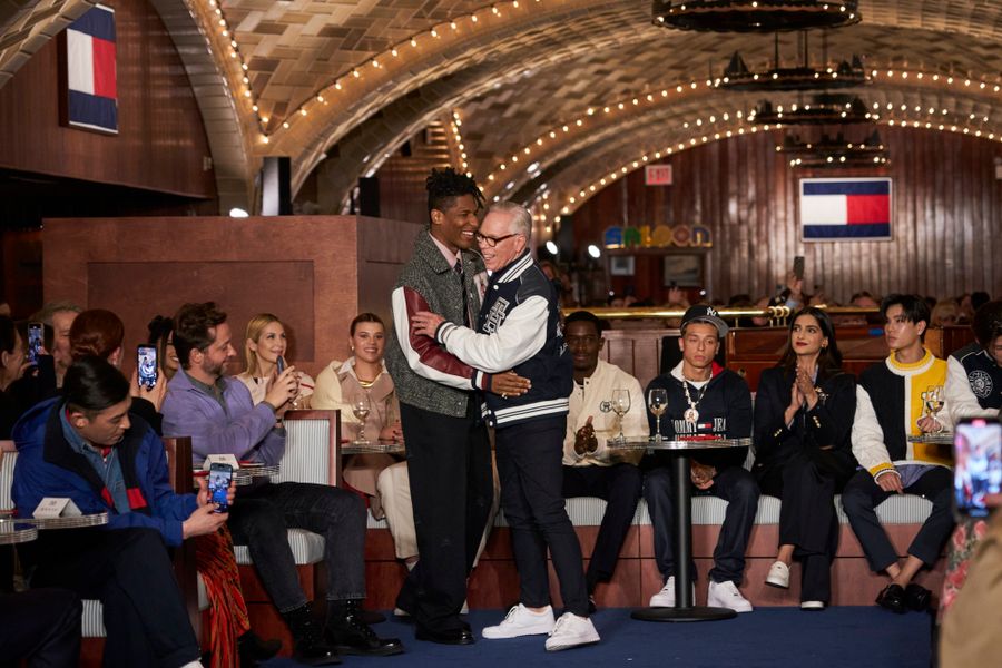 Tommy Hilfiger y Jon Batiste en el desfile de Tommy Hilfiger FW24