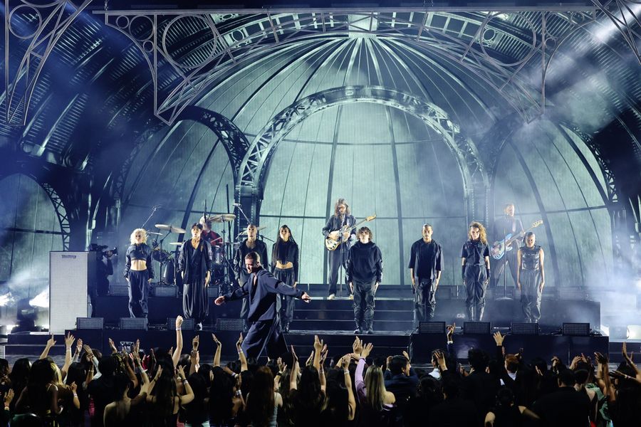 Daniel Platzman, Dan Reynolds, Wayne Sermon y Ben McKee de Imagine Dragons se presentan en los American Music Awards en 2022.