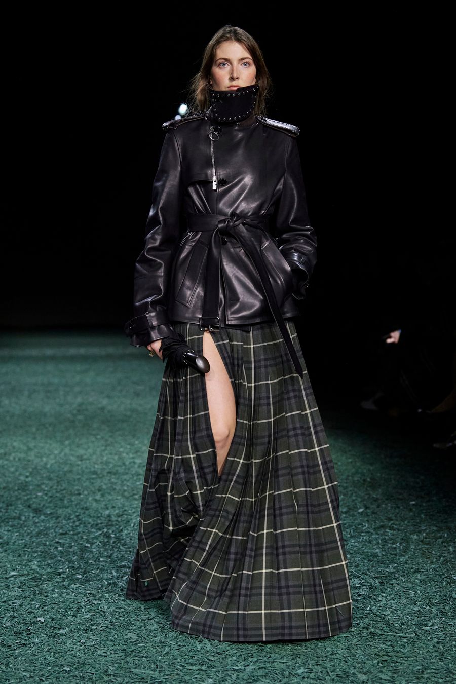 La hija de Phoebe Philo debuta en la pasarela de Burberry Otoño 2024.jpg
