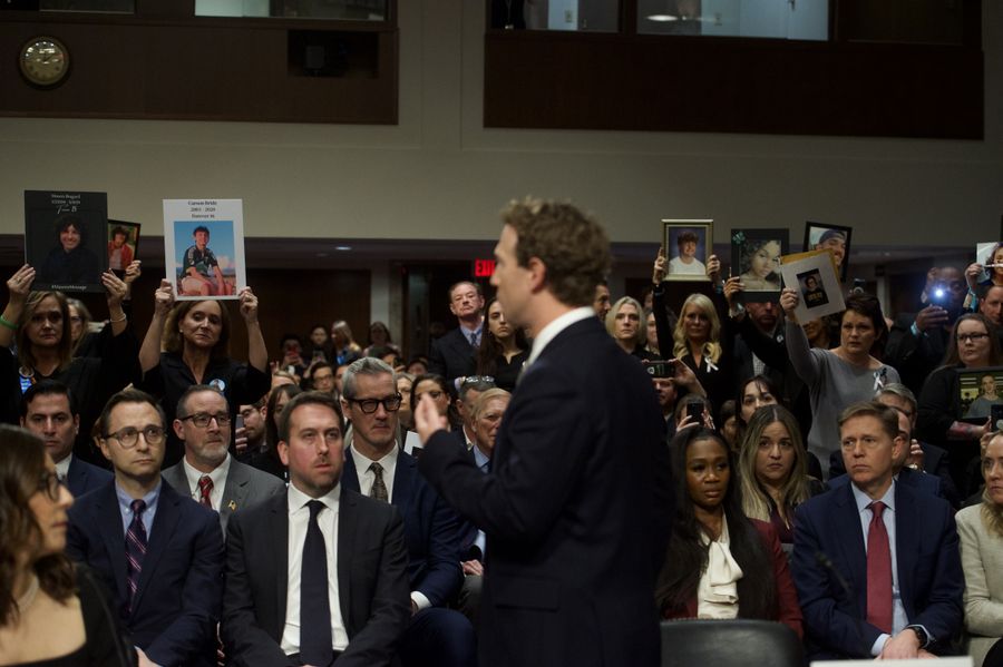 Meghan Markle y el príncipe Harry arremeten contra Mark Zuckerberg