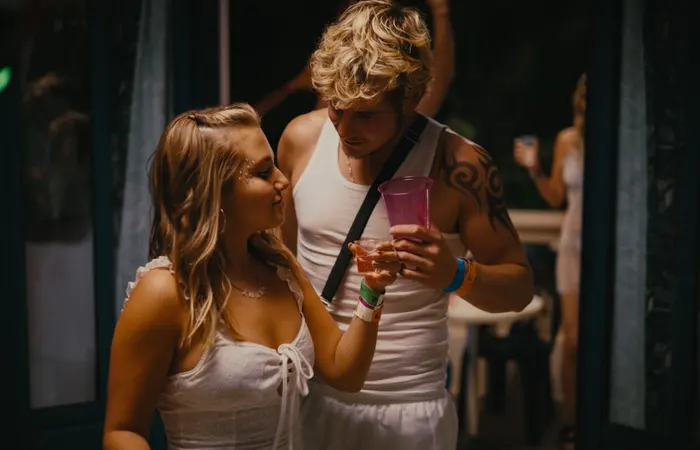 Mia Mckenna-Bruce en How To Have Sex.