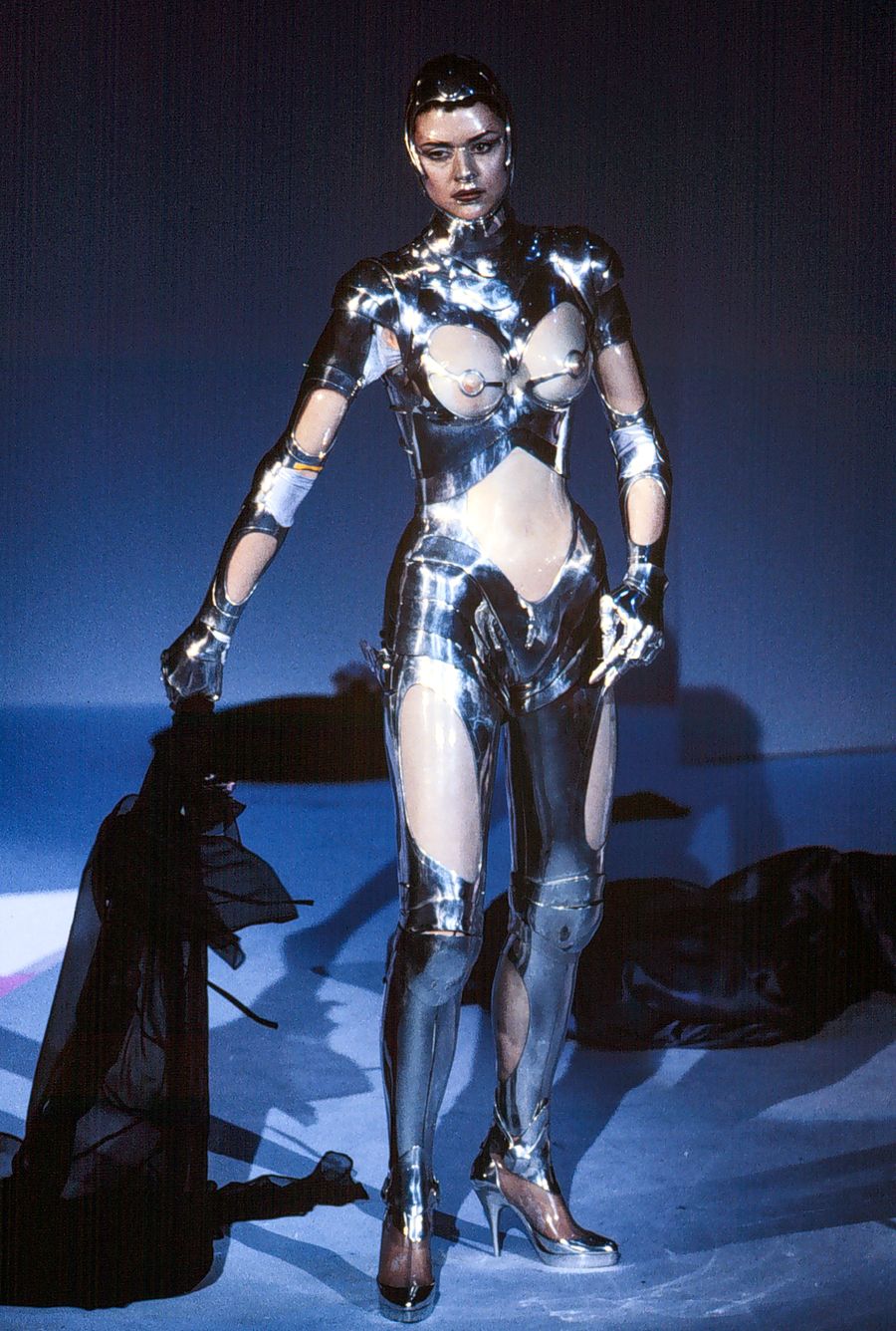 Thierry Mugler Ready to Wear Fall/Winter 1995-1996 durante Paris Fashion Week.
