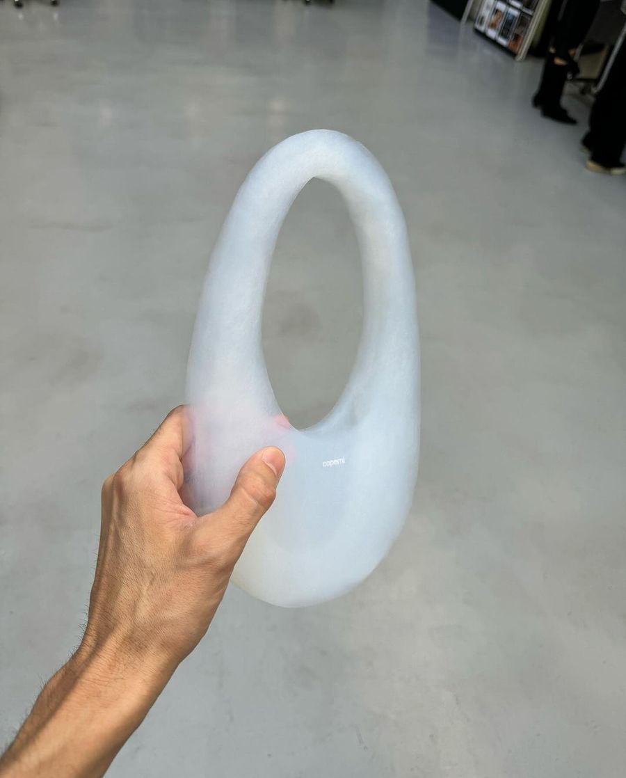 La bolsa de aire de Coperni está hecha de 99% aire y 1% de vidrio