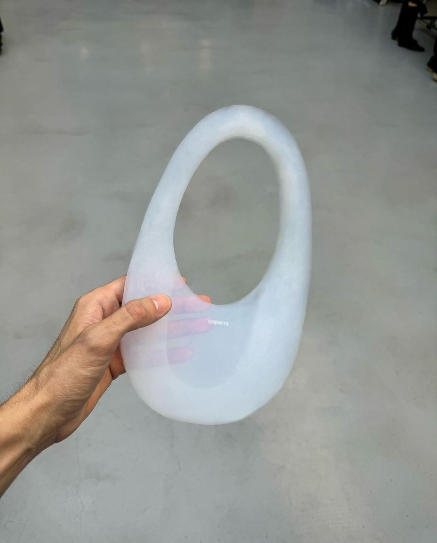 La bolsa de aire de Coperni está hecha de 99% aire y 1% de vidrio