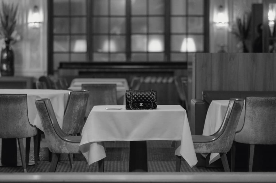 Chanel presenta su campaña de bolsos protagonizada por Brad Pitt y Penélope Cruz
