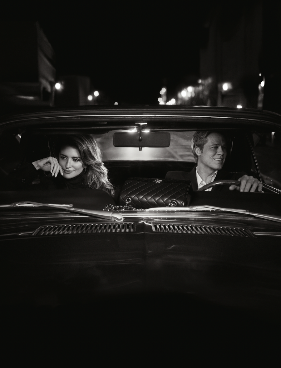 Chanel presenta su campaña de bolsos protagonizada por Brad Pitt y Penélope Cruz