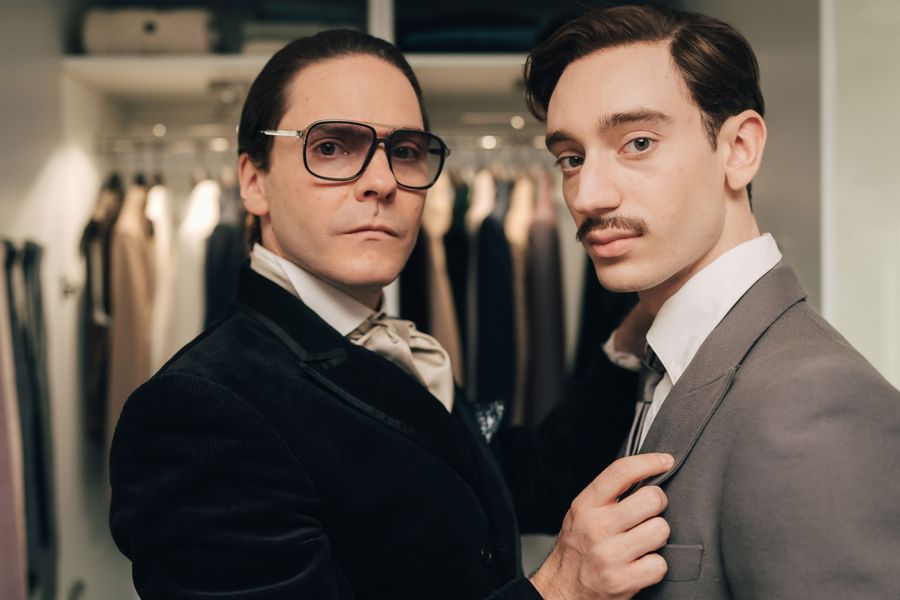 Las primeras imágenes de 'Becoming Karl', la serie del legendario Karl Lagerfeld