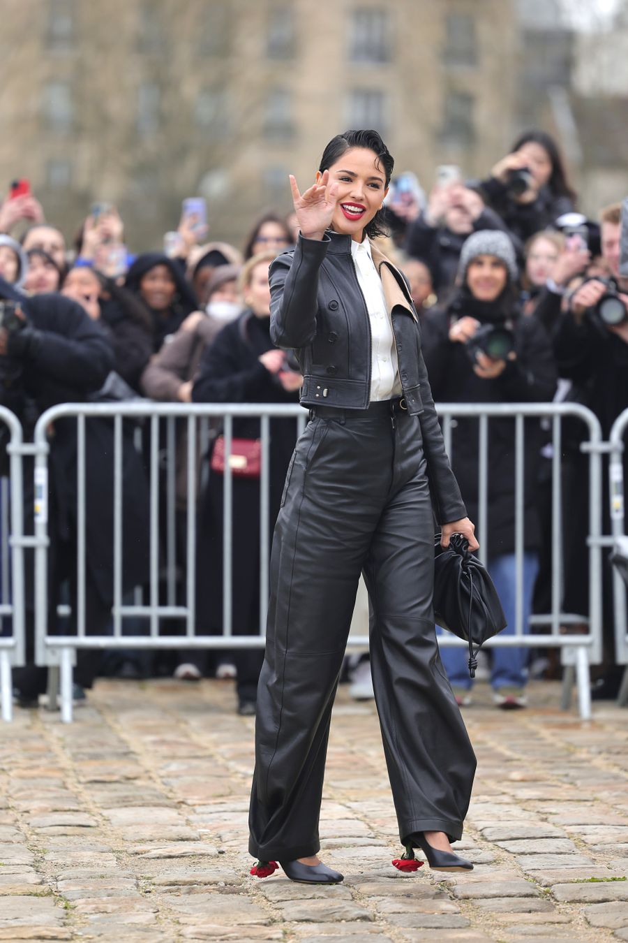 Eiza González asiste a su primer desfile de Loewe en Paris Fashion Week.