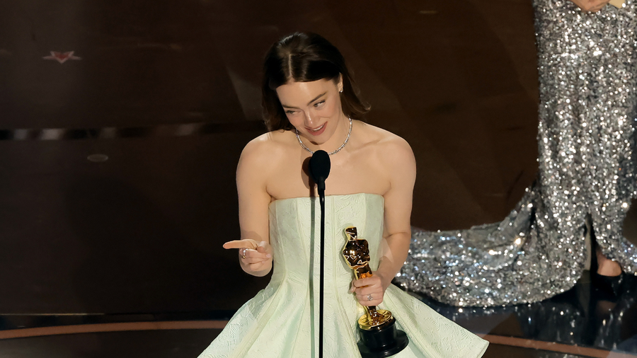 Emma Stone gana su segundo Oscar con el vestido roto