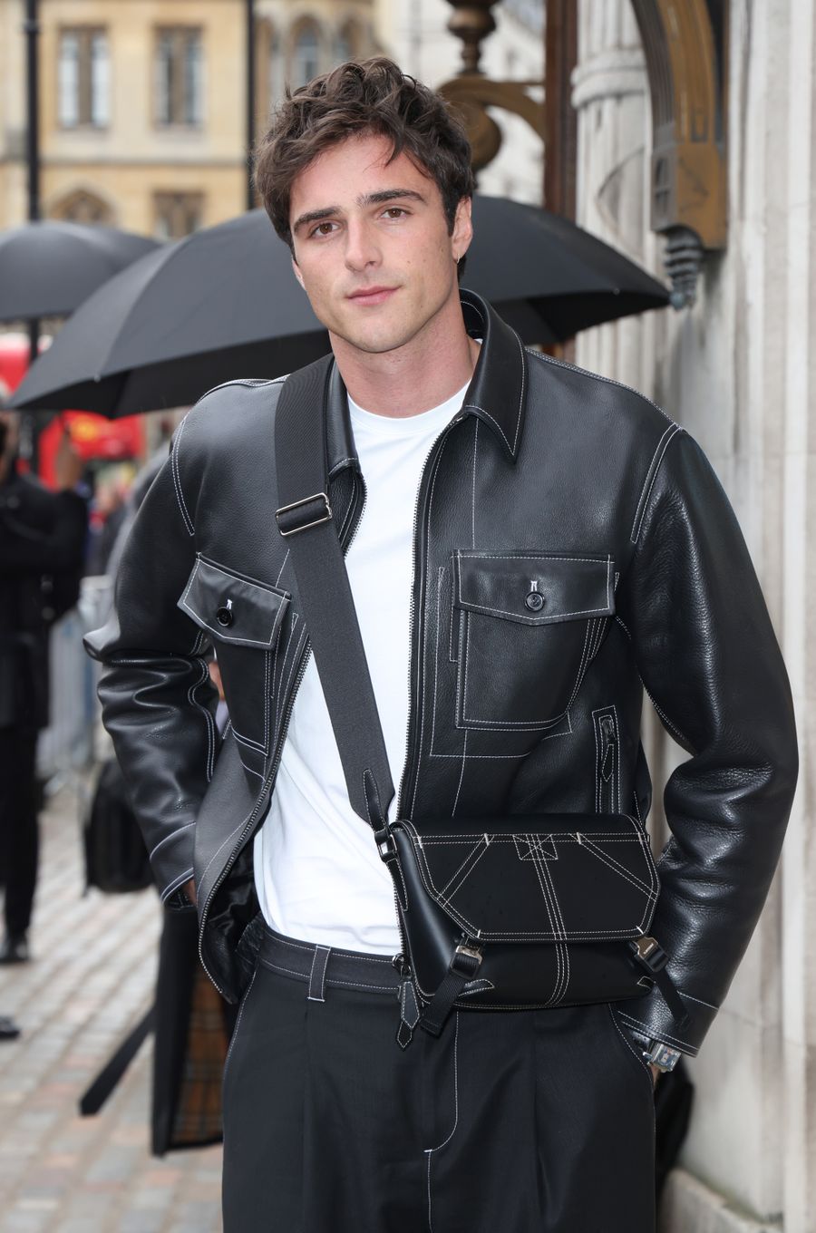 Jacob Elordi tiene una maestría en usar bolsas de lujo