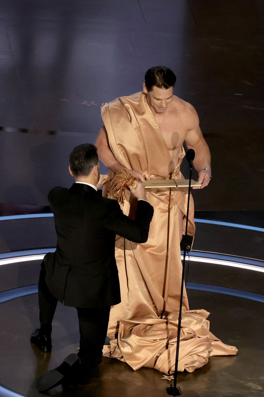 John Cena aparece desnudo y usando Birkenstock en el escenario de los Oscar