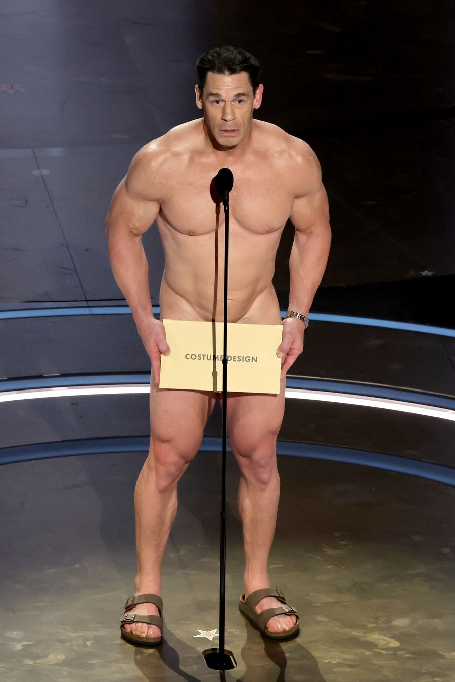 John Cena aparece desnudo y usando Birkenstock en el escenario de los Oscar