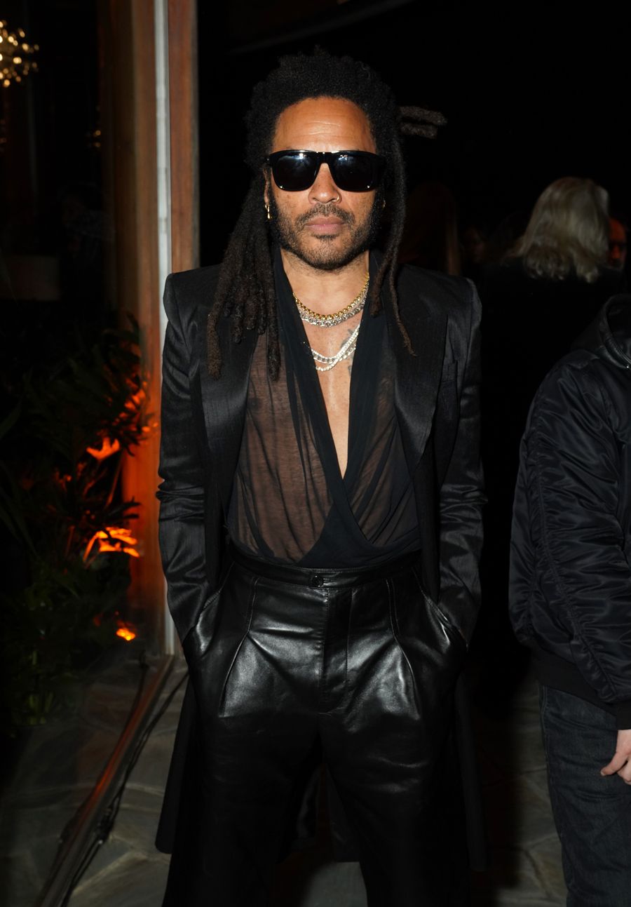 Lenny Kravitz usando camisas transparentes y de red 