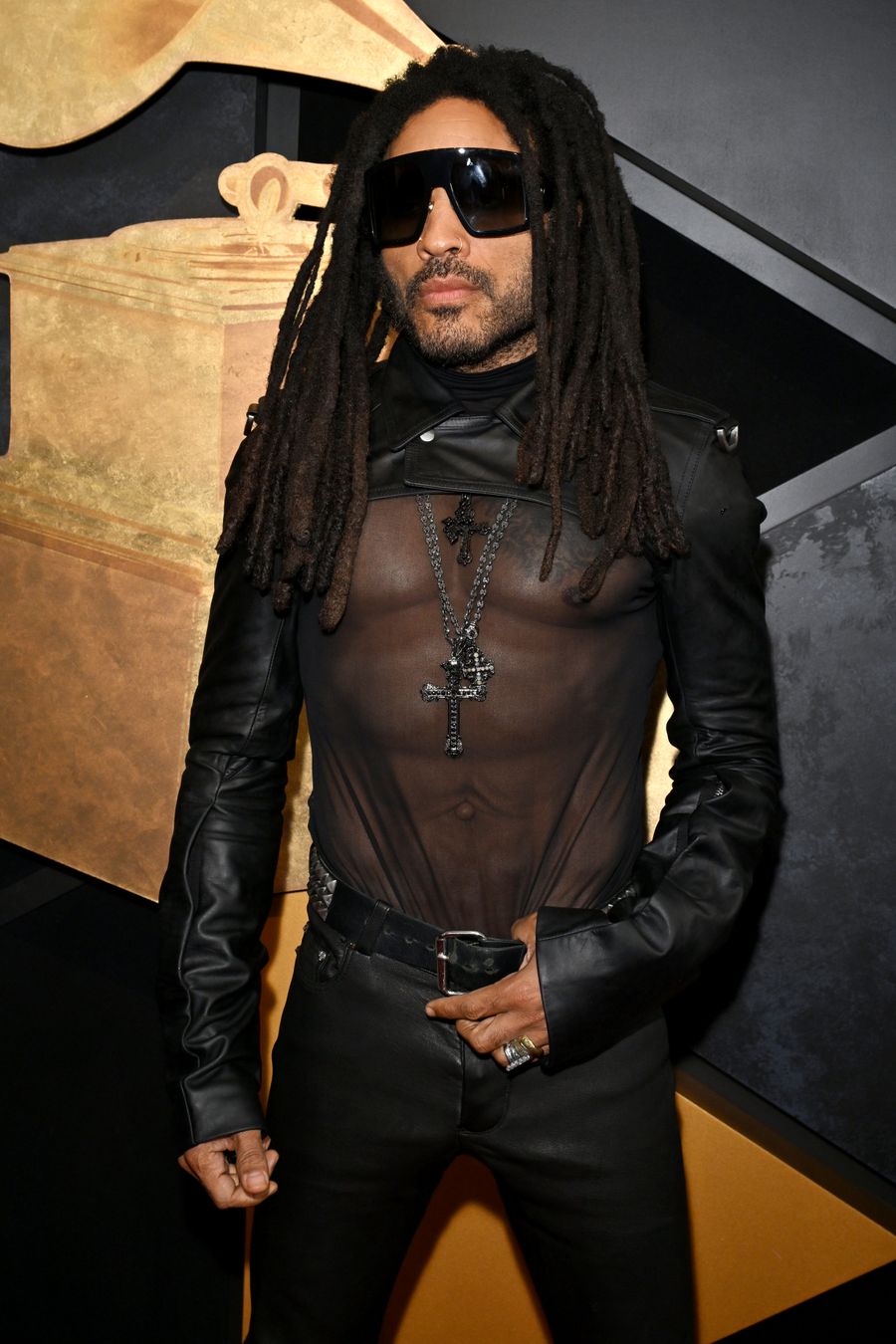 Lenny Kravitz usando camisas transparentes y de red 