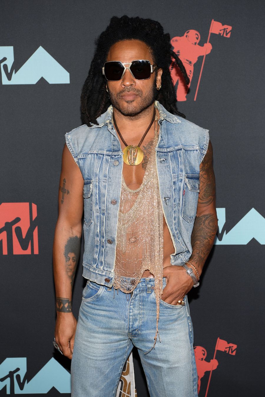 Lenny Kravitz usando camisas transparentes y de red 