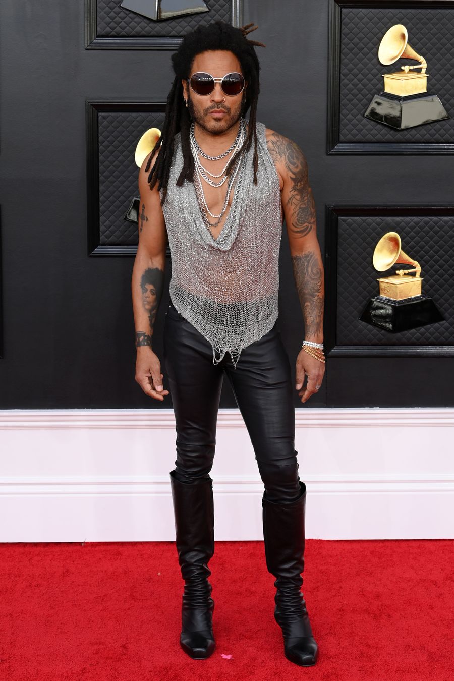 Lenny Kravitz usando camisas transparentes y de red 
