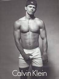 Mark Wahlberg dice que Jeremy Allen White es un digno sucesor de Calvin Klein

