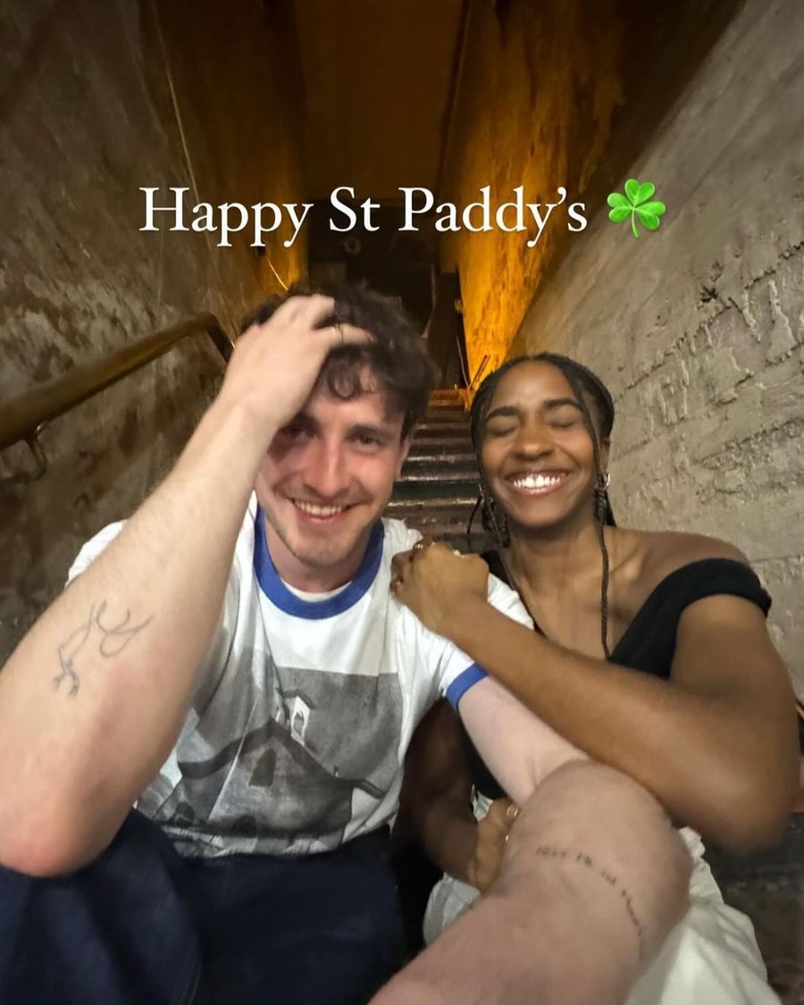 Paul Mescal y Ayo Edebiri celebran el Día de San Patricio.