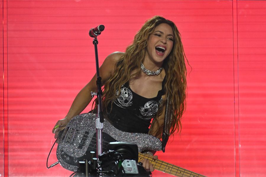 Shakira cena con Lucien Laviscount después de su performance en Times Square 