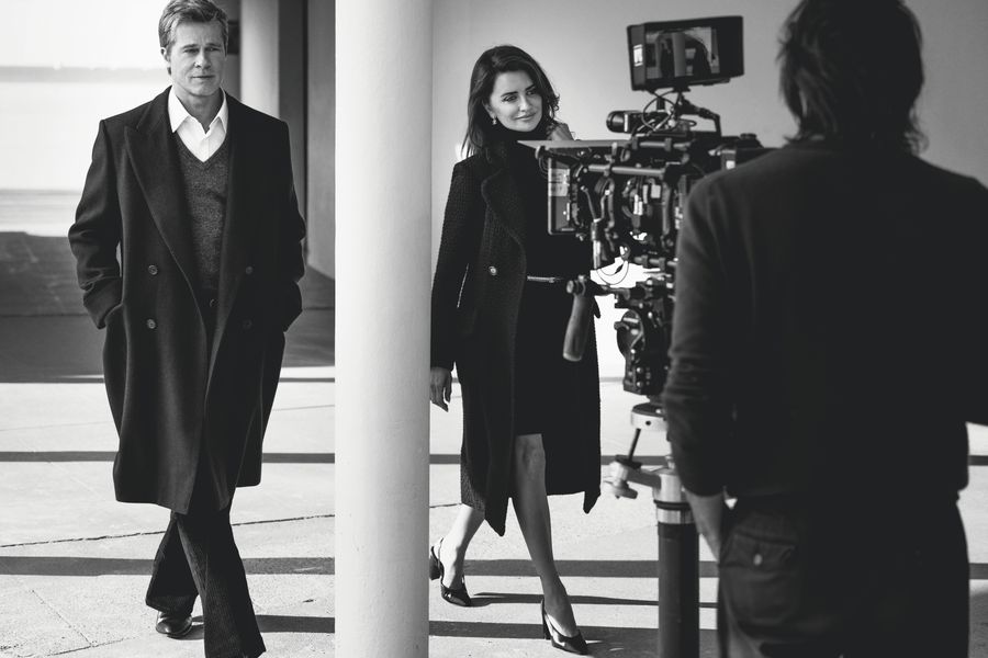 Chanel presenta su campaña de bolsos protagonizada por Brad Pitt y Penélope Cruz