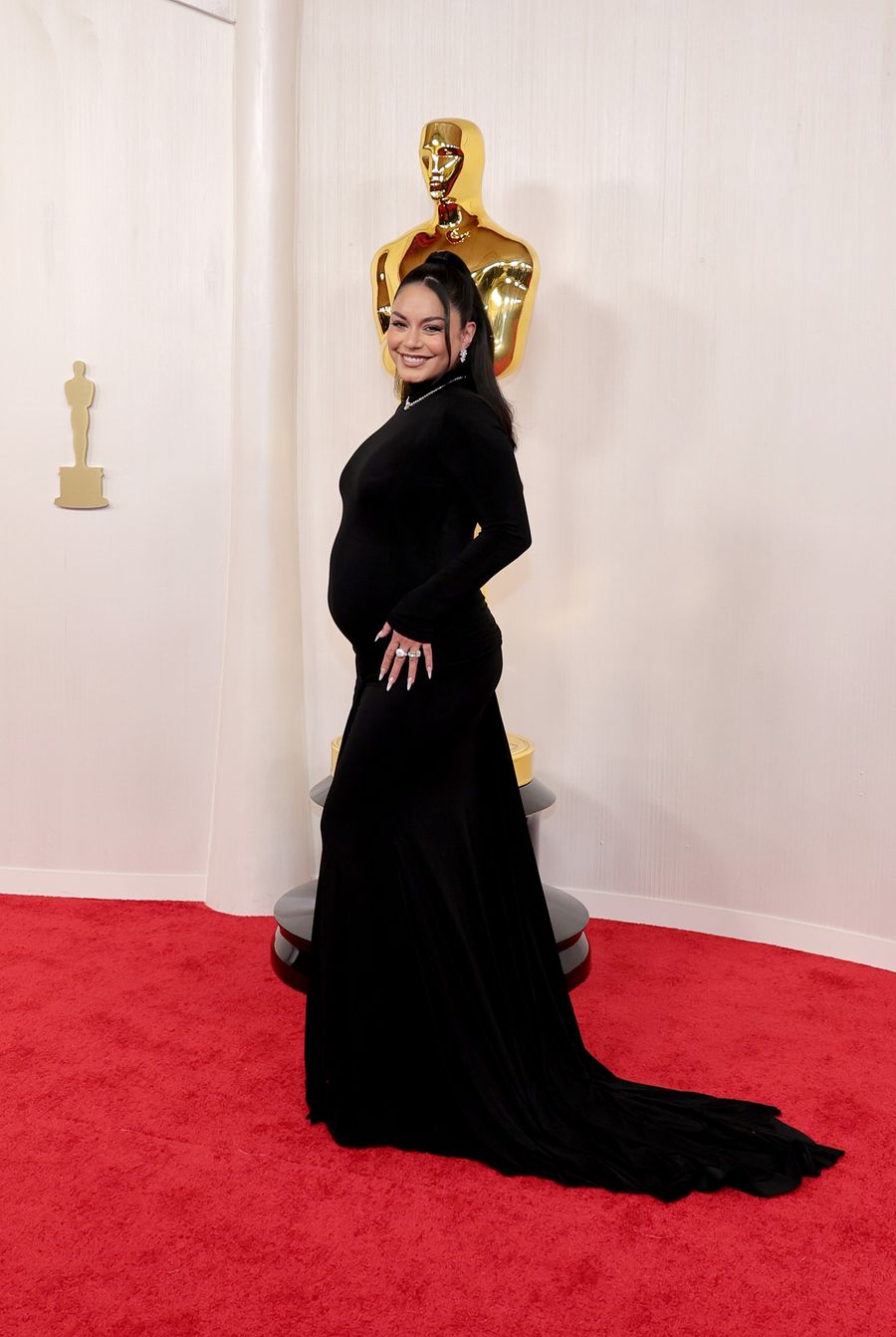 ¡Sorpresa! Vanessa Hudgens llega embarazada a la red carpet de los Oscar 2024