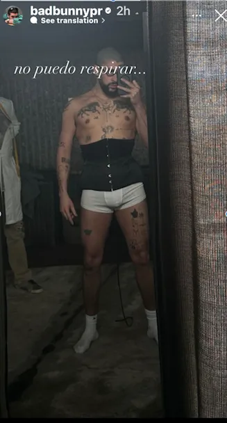 Bad Bunny se pone un corset y no puede respirar