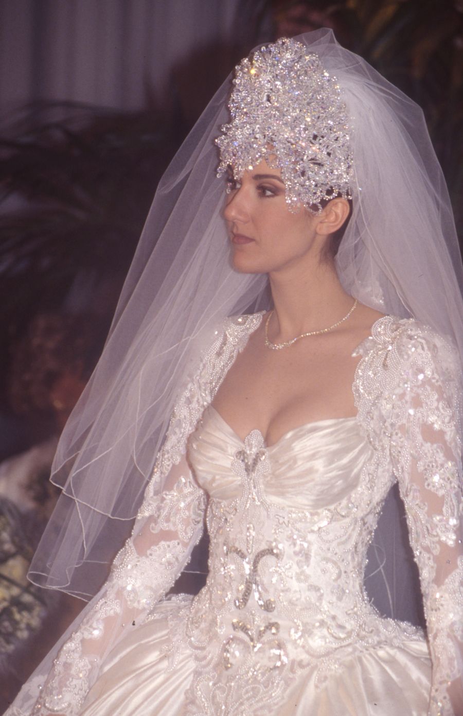 Céline Dion confiesa que la tiara que usó en su boda la llevó al doctor