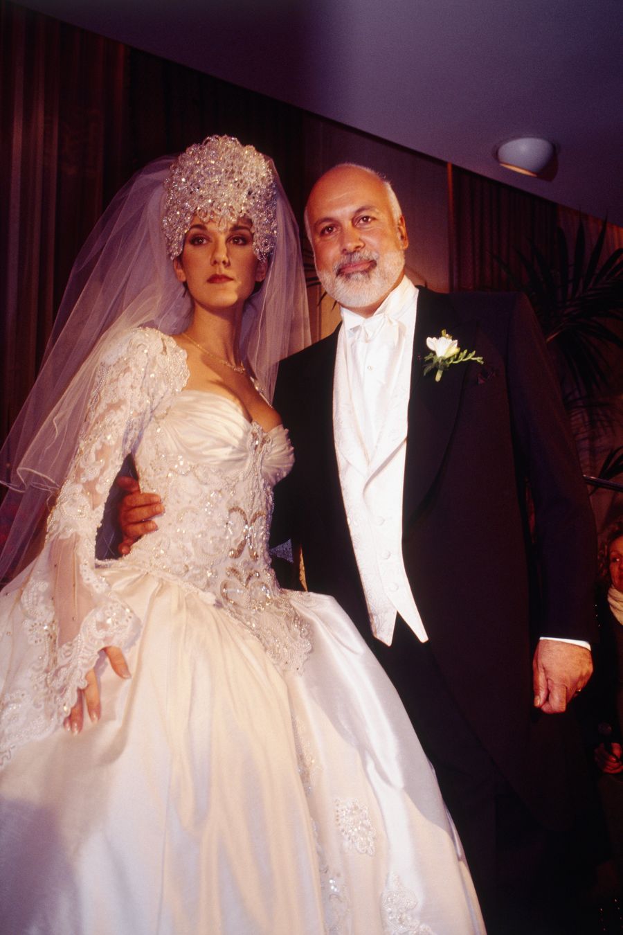 Céline Dion confiesa que la tiara que usó en su boda la llevó al doctor