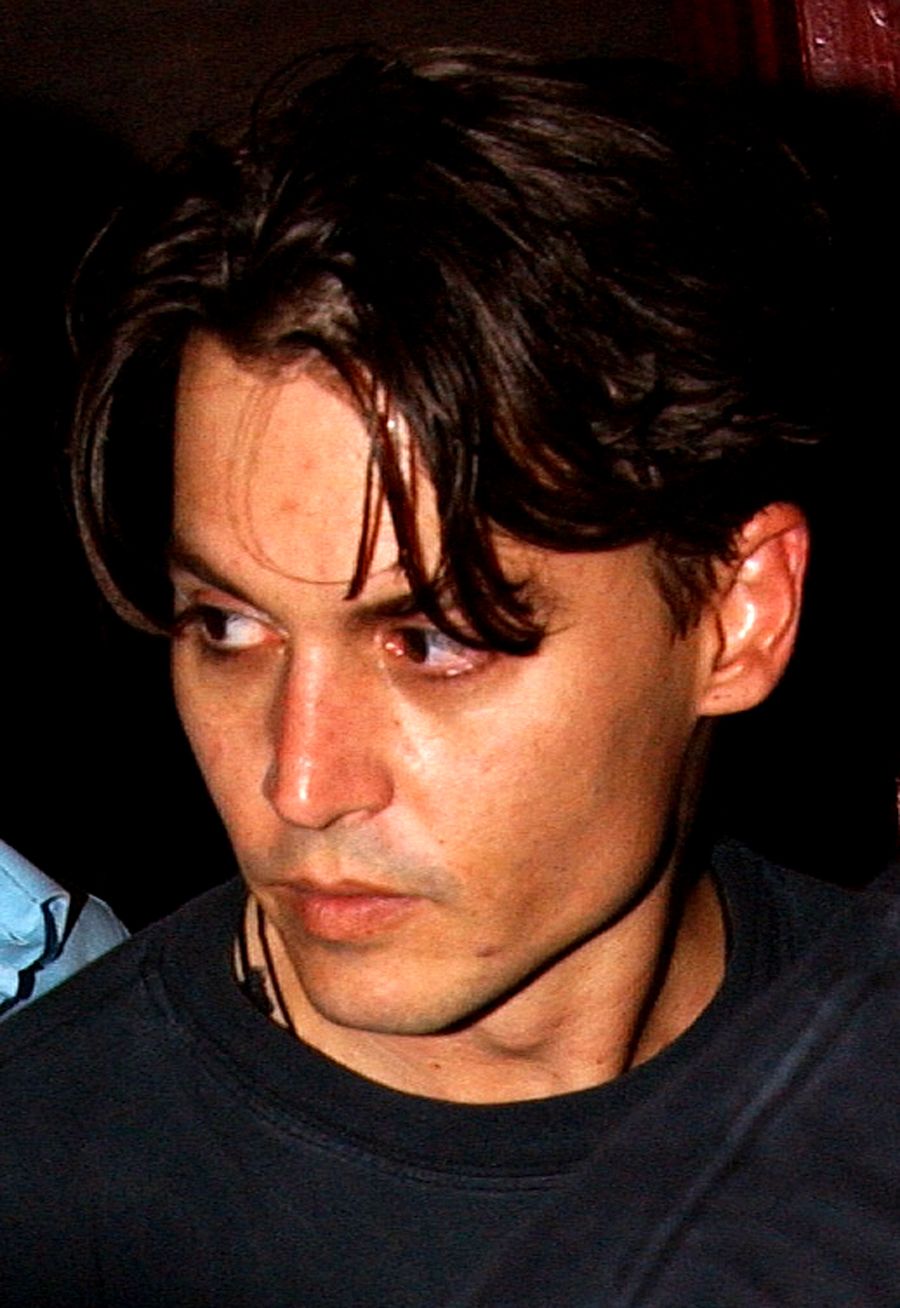Christian Nodal cambia su imagen y recuerda a Johnny Depp joven