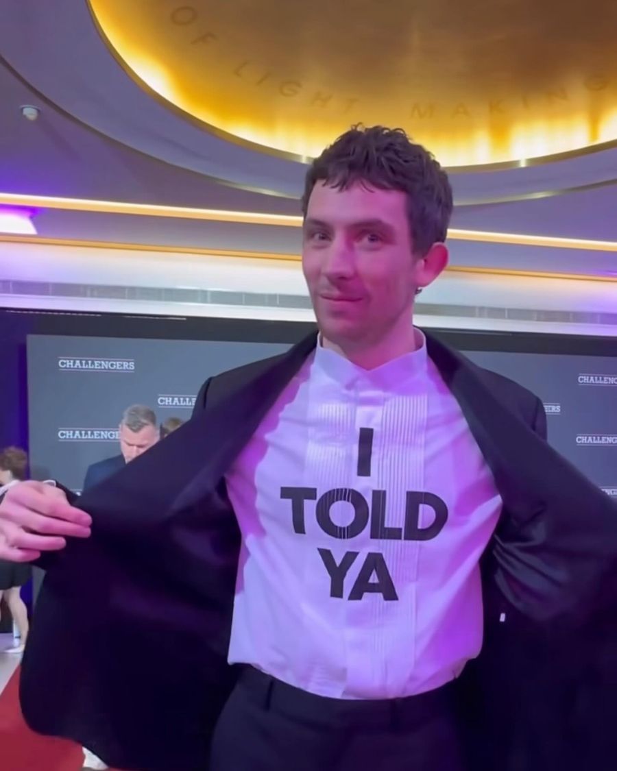Josh O' Connor lleva la versión camisa sastre de la t-shirt gráfica "I Told Ya".
