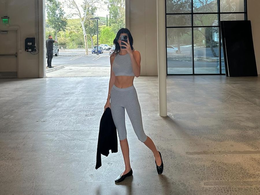 Kendall Jenner usa capris en un look athleisure.