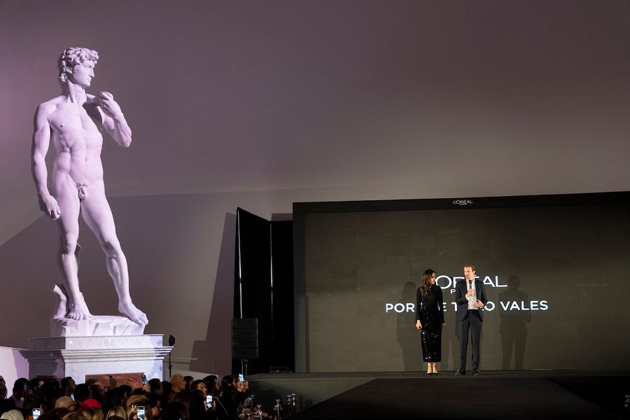 imagen de John Caselaw, Brand General Manager L’Oréal Paris México y Alma Mora, Advocacy Manager en L’Oréal Paris México durante el inicio de la pasarela.
