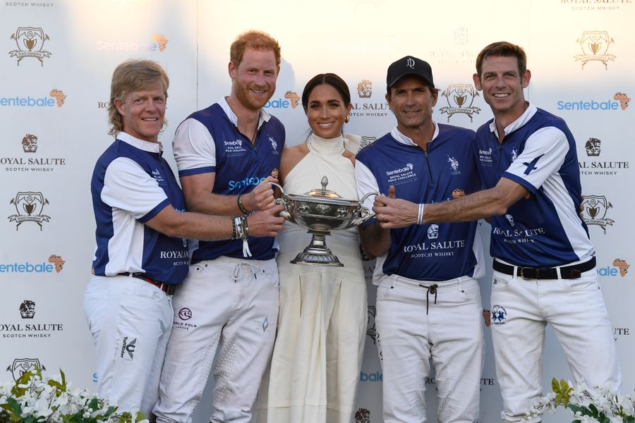 Meghan Markle y el príncipe Harry se besan en público tras un partido de polo 