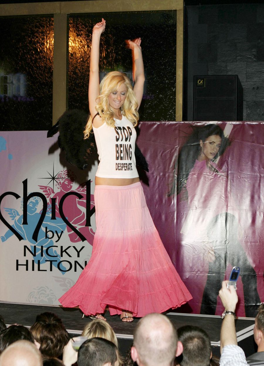 Paris Hilton usando Chick por Nicky Hilton en Las Vegas