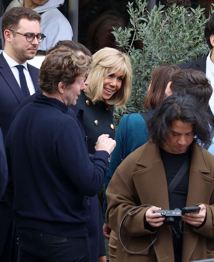 La primera dama de Francia visitó el set de Emily in París, ¿por?