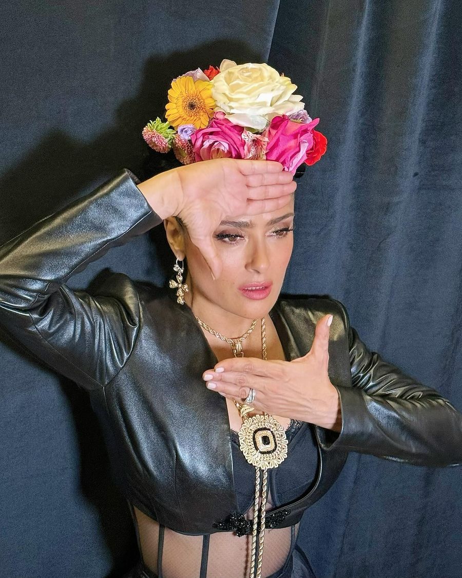 Salma Hayek se viste de Frida Kahlo para unirse al escenario de Madonna 
