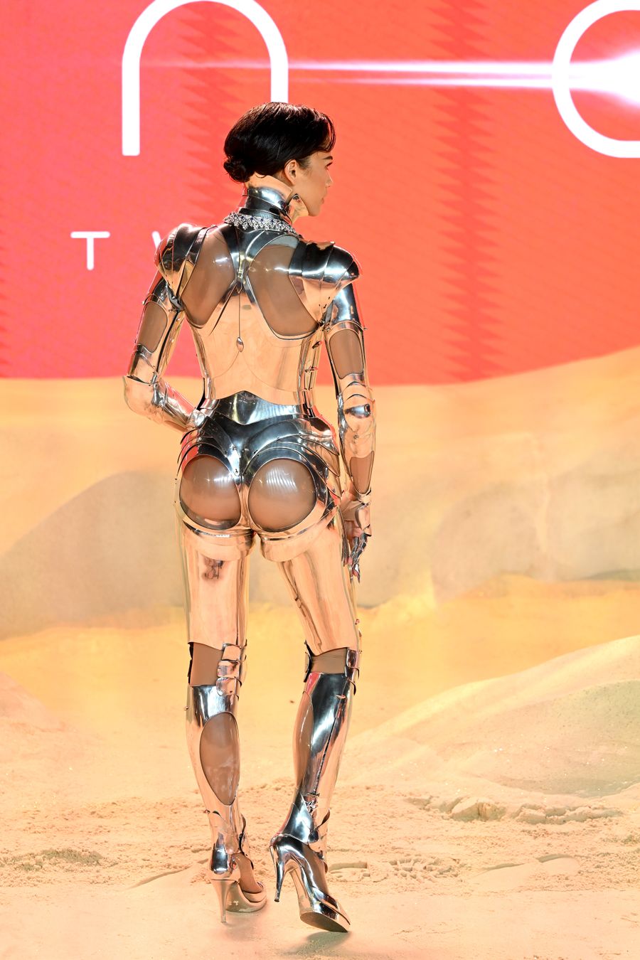 Zendaya se viste de robot para la premiere de Dune 2 en Londres.