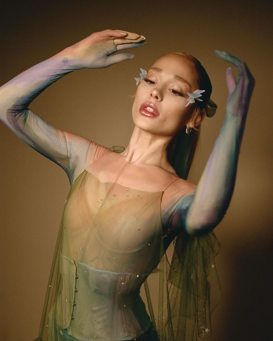 Ariana Grande se sube al escenario de la Met Gala.