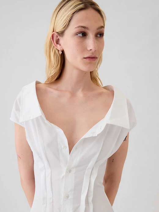 El vestido camisero blanco de Anne Hathaway ya está disponible en GAP