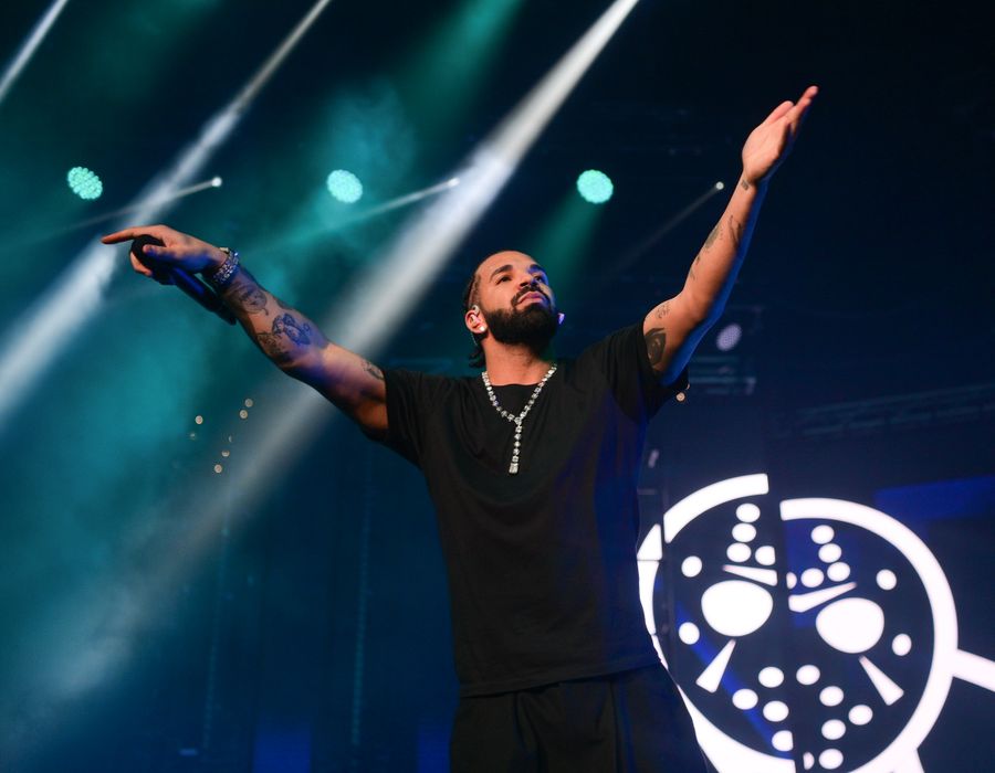 Drake usando su collar hecho con 42 diamantes de anillos de compromiso que nunca entregó.