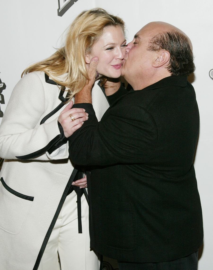 Drew Barrymore confiesa que olvidó su "lista de sexo" en casa de Danny DeVito.