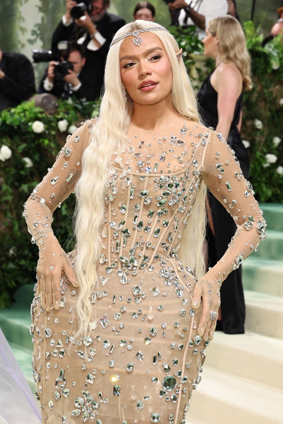 Karol G se viste de elfa para su primera Met Gala y usa prostéticos