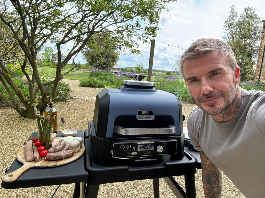 David Beckham disfruta hacer parrilladas y tenemos que hablar de su asador