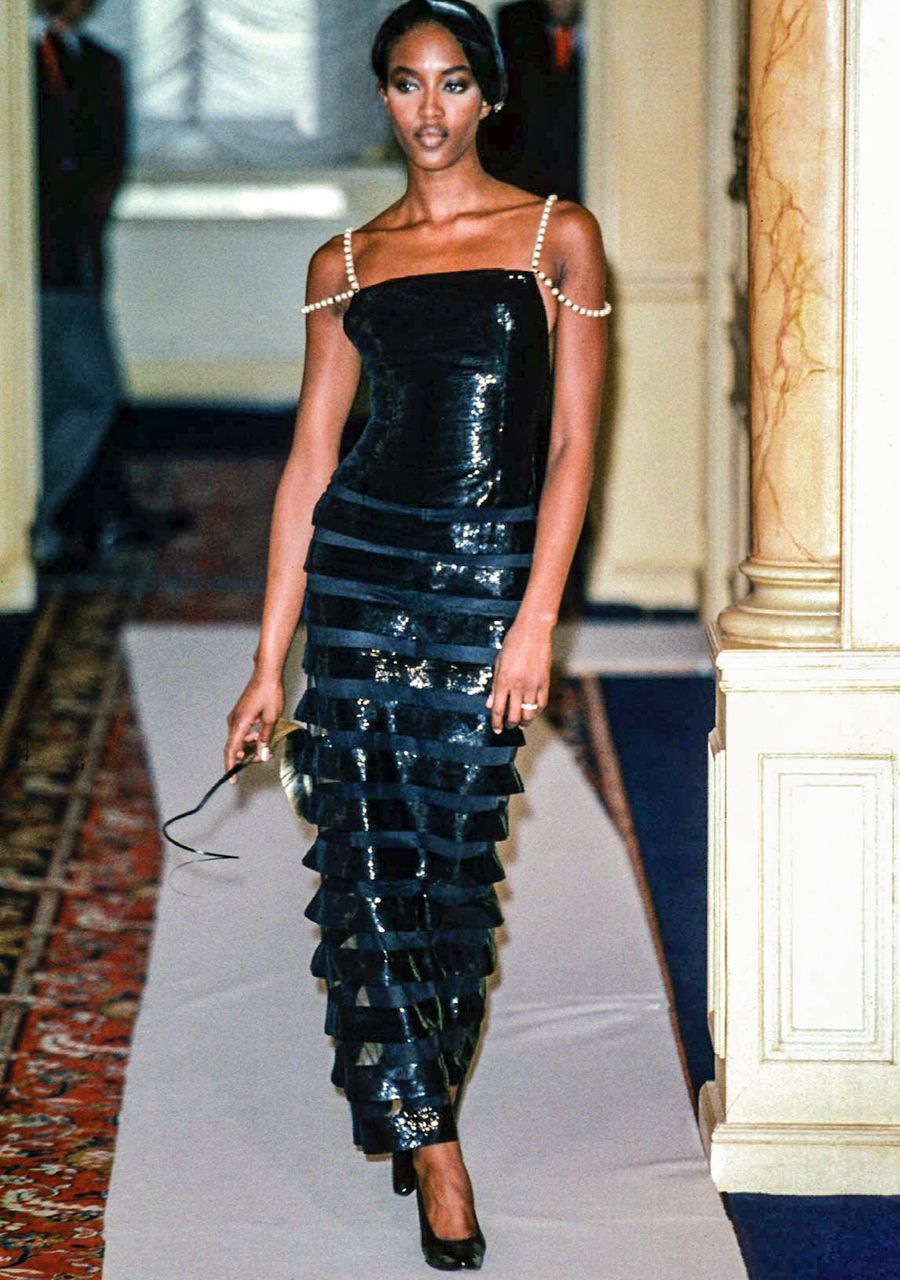 Naomi Campbell usa en Cannes el vestido de Chanel que lució hace 28 años