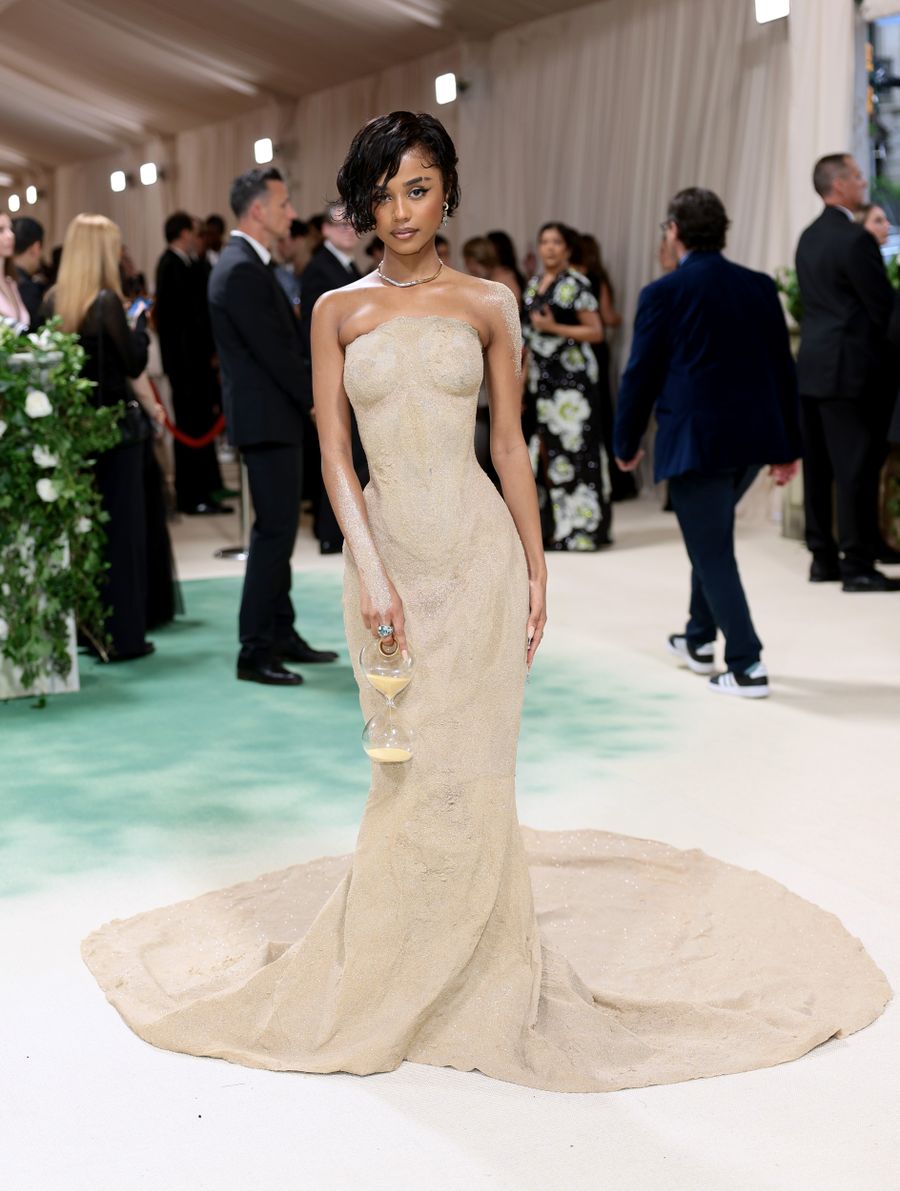 Olivier Rousteing corta el vestido de arena de Tyla en la Met Gala