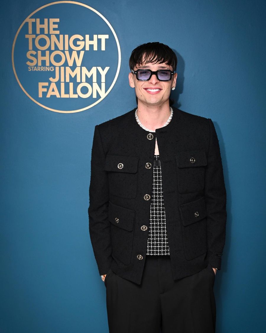 Peso Pluma usa Céline para su segunda entrevista con Jimmy Fallon (3).jpg