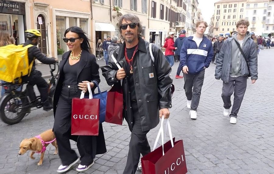 Pierpaolo Piccioli se pasea con bolsas Gucci frente a una tienda de Valentino